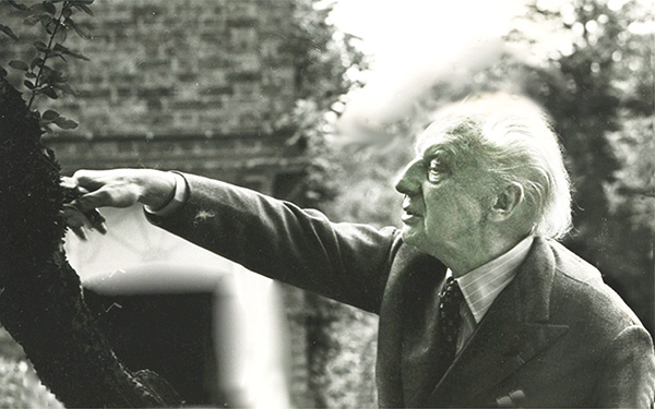 Stokowski-aged-90-pruning-the-Panufniks-apple-tree-in-Twickenham